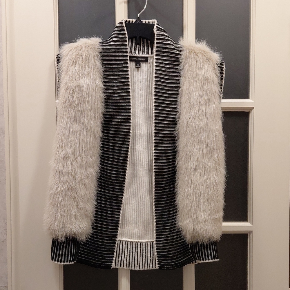 "Banana Republic" Black and White Knit Cardigan with Faux Fur. Perfect Condition